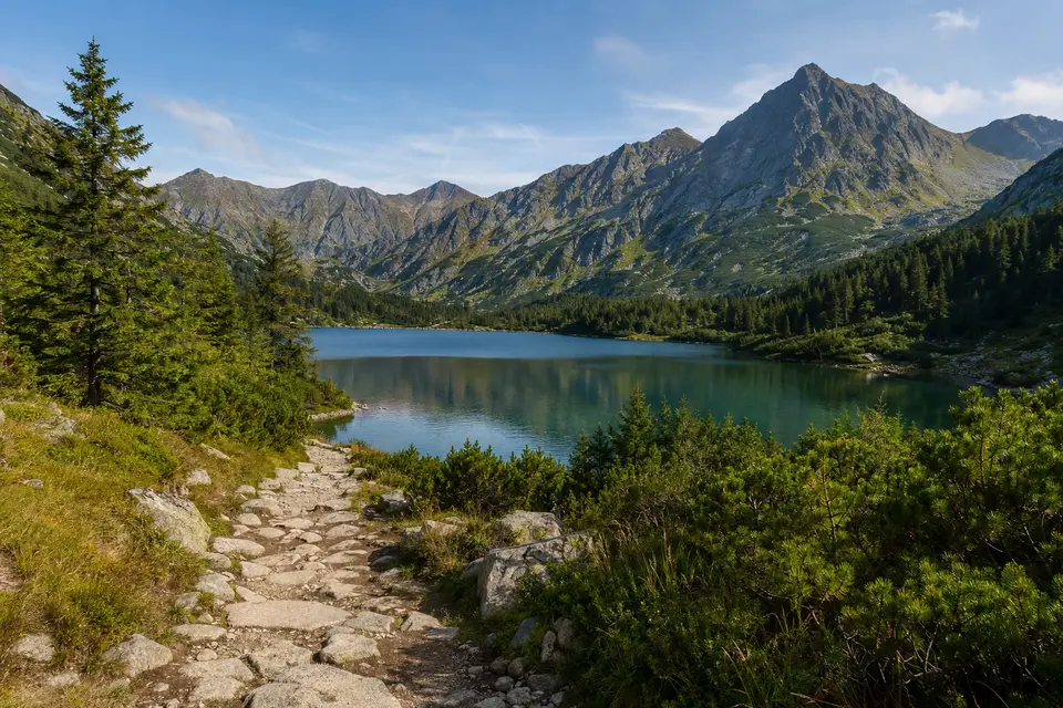 Górski szlak i jezioro w Tatrach